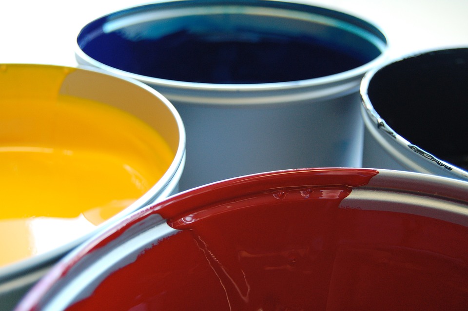 Bunte Farbeimer in Blau, Gelb, Weiß, Rot und Schwarz