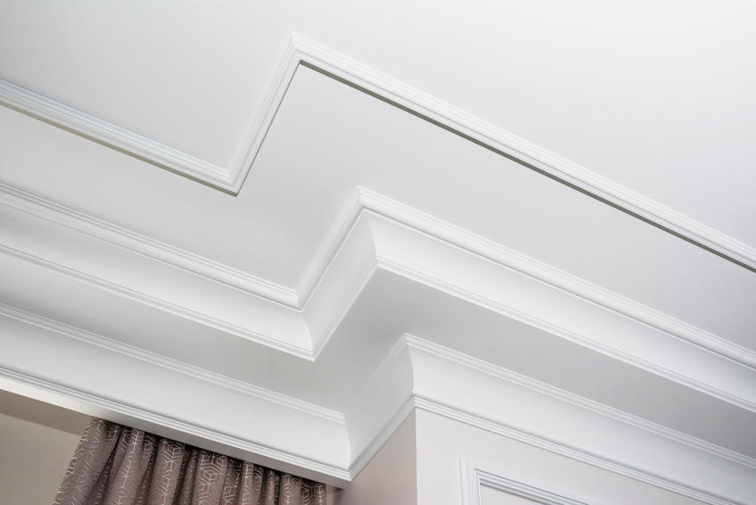 Stuckleiste mit Profil an einer Wand-Decken-Ecke